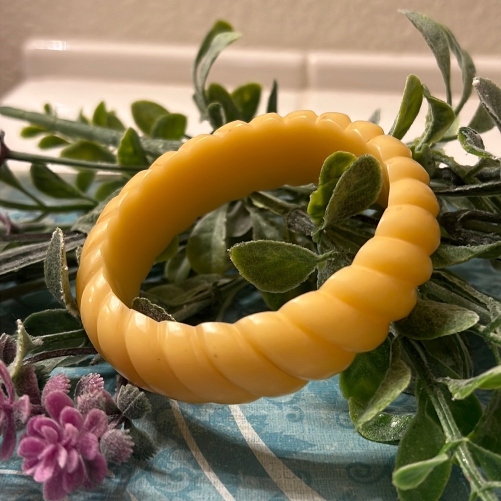 Vintage Bakelite Carved Bracelet Cream Corn Chunky Carved Bakelite Bracelet